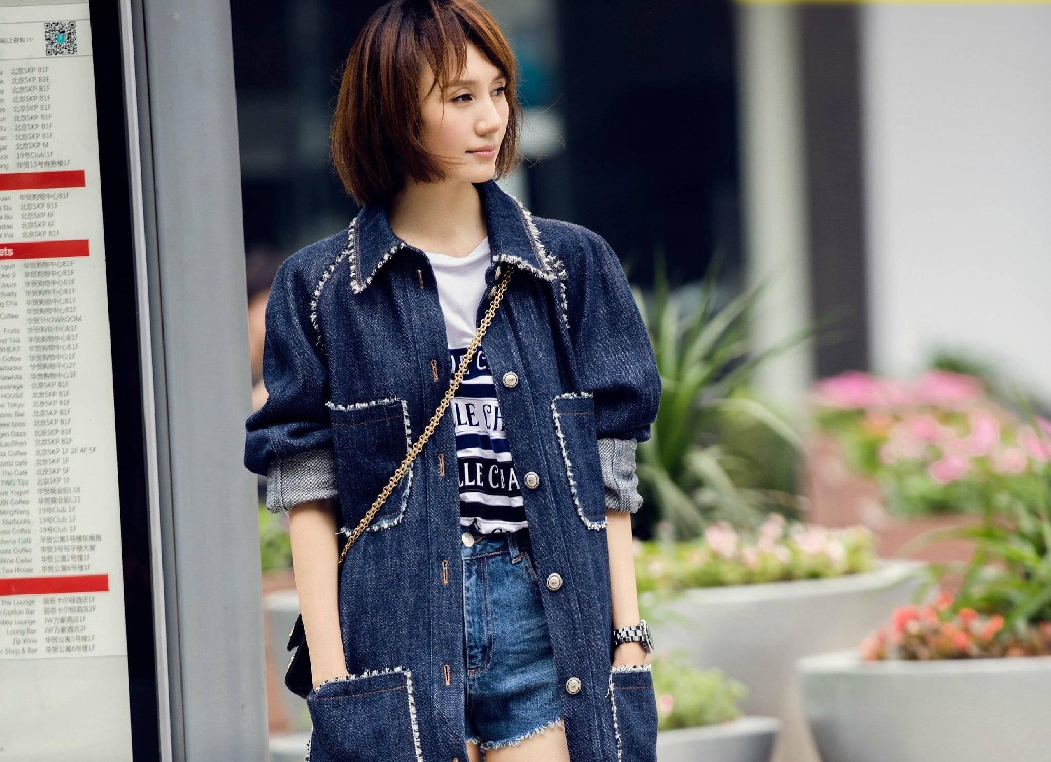 网友偶遇袁泉在北京公园玩雪,虽然穿着厚的羽绒服,很有十分气质