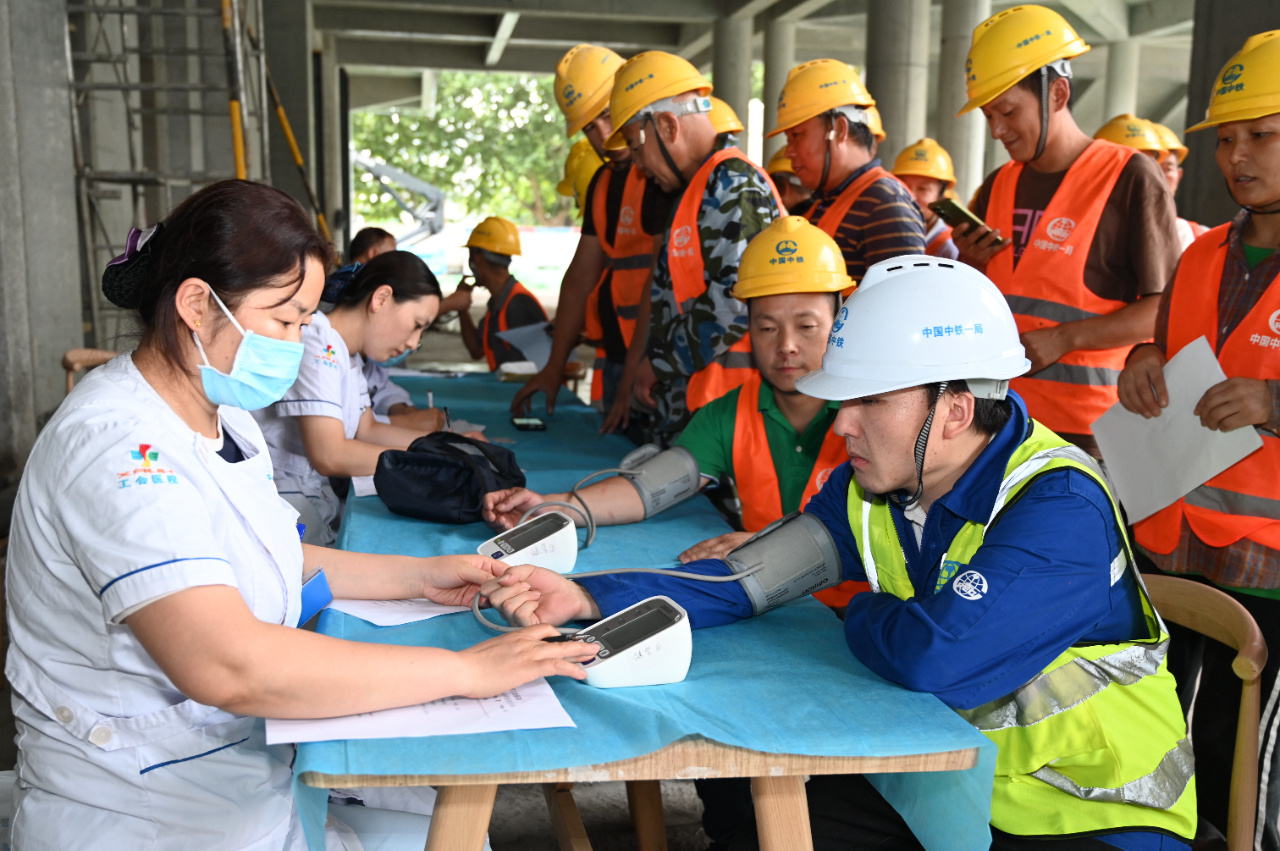 西安市总工会走进"三馆一中心"建设现场"送清凉"