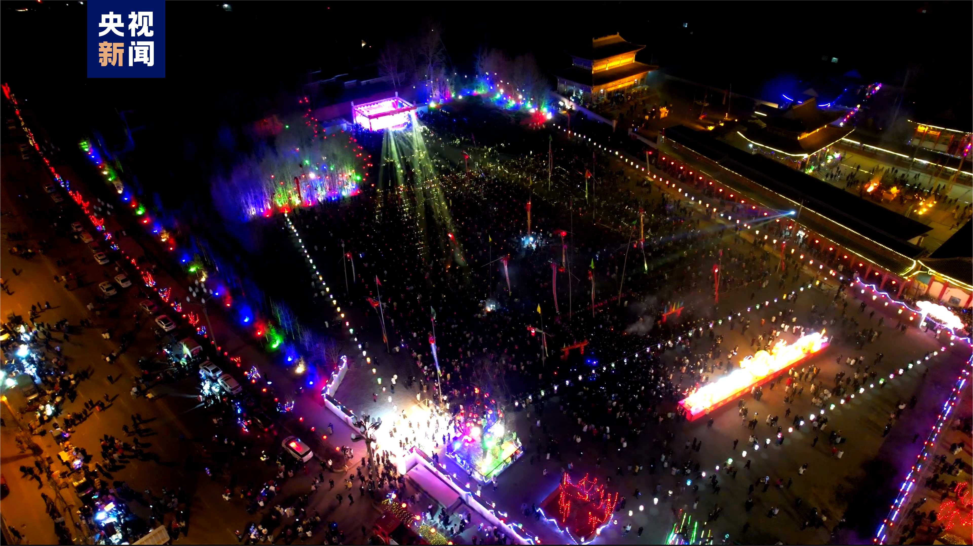 青海海东九曲黄河灯阵正式点亮 金光璀璨喜迎元宵节