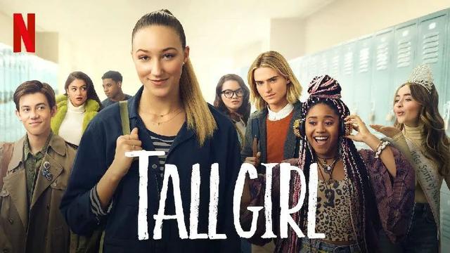 跟着电影《女孩我最高》学英语:stand tall是什么意思?