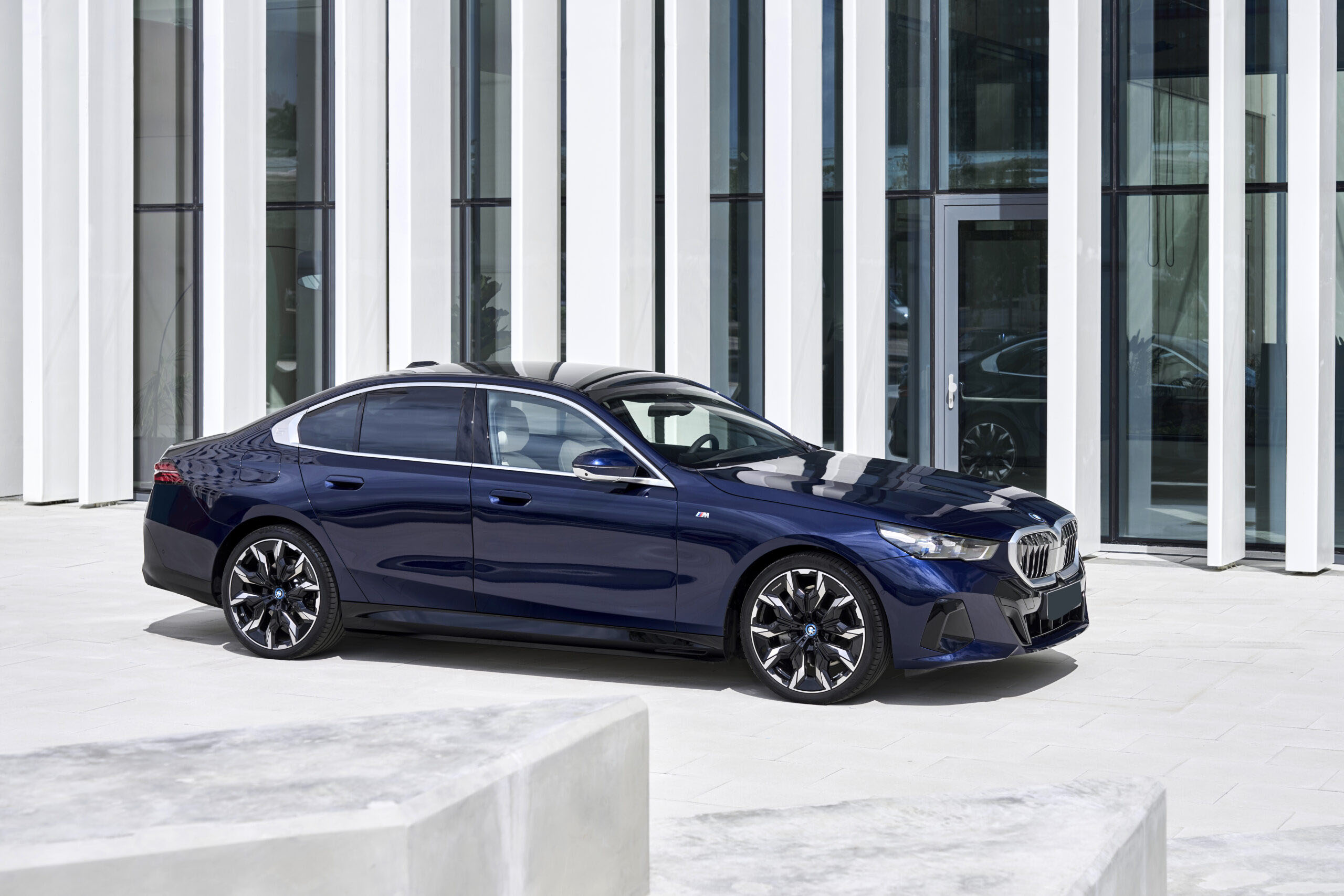 2024款第八代bmw5系登场 电动版登场最远续航582km,价格一言难尽