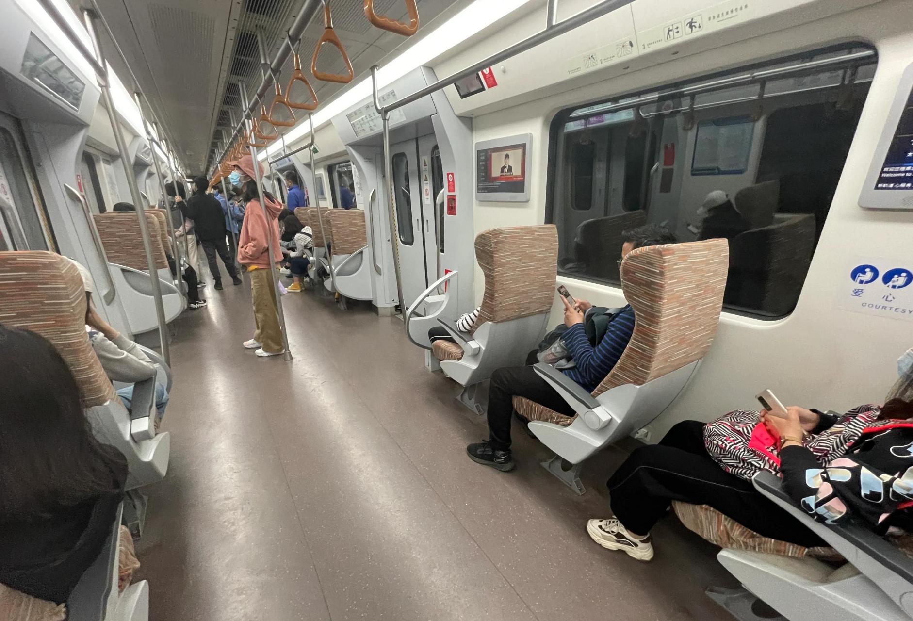 第一次坐北京地铁19号线,车厢里的座椅竟然是设计成这个样子,只有爱心