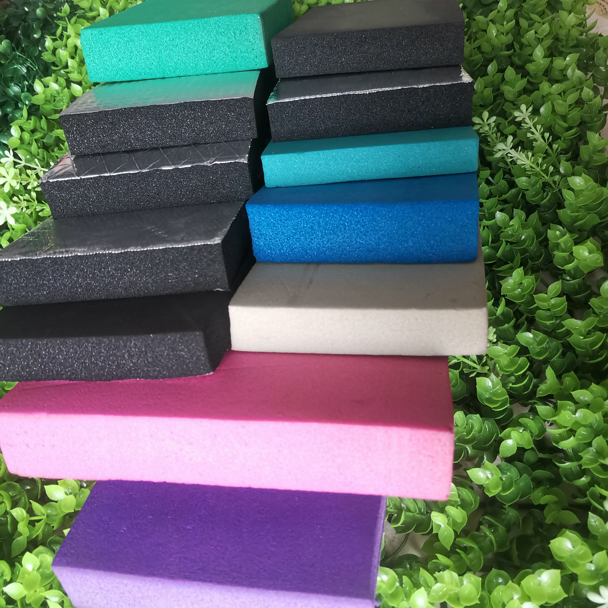 橡塑板保温材料是弹性闭孔发泡海绵