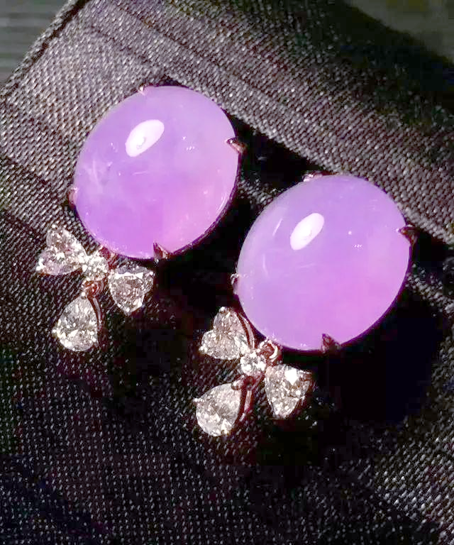 紫罗兰翡翠常被业内人士戏称为"见光死",这指的是某些紫罗兰翡翠在