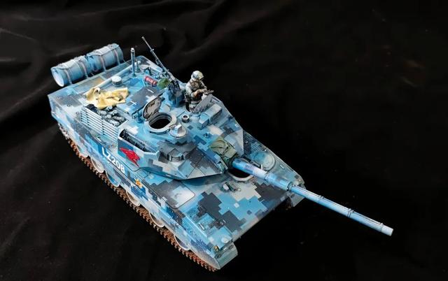 15式轻型坦克模型(海洋迷彩,1/35)