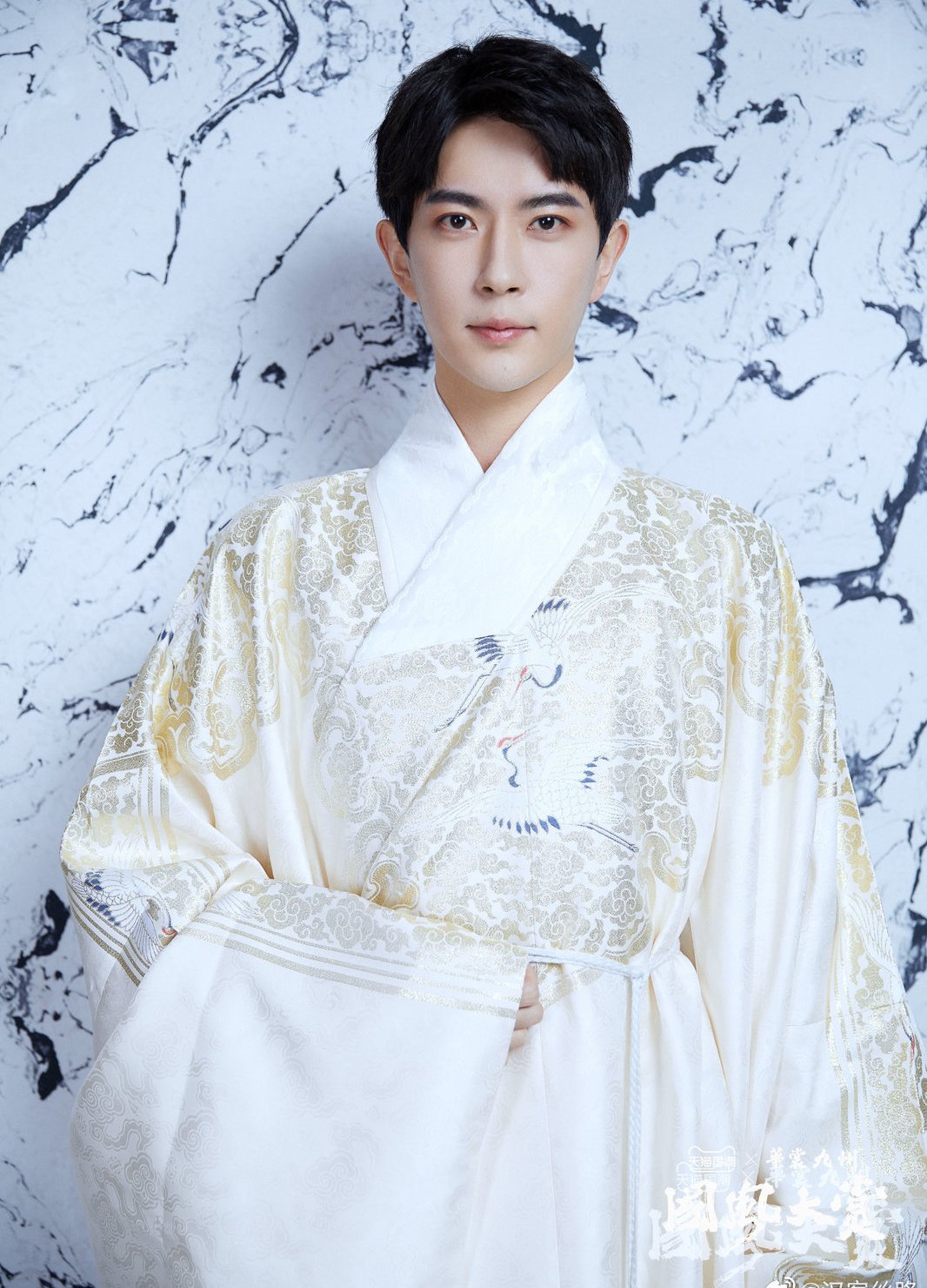 于朦胧现身国风大赏,一身白色汉服温润如玉,气质不凡