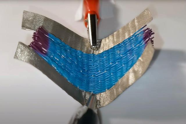 新颖的智能织物可以实现通过热和电来改变颜色和形状