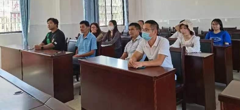 怀化市芦坪中心完全小学党支部组织观看《乡村振兴"金秋五课"》专题片