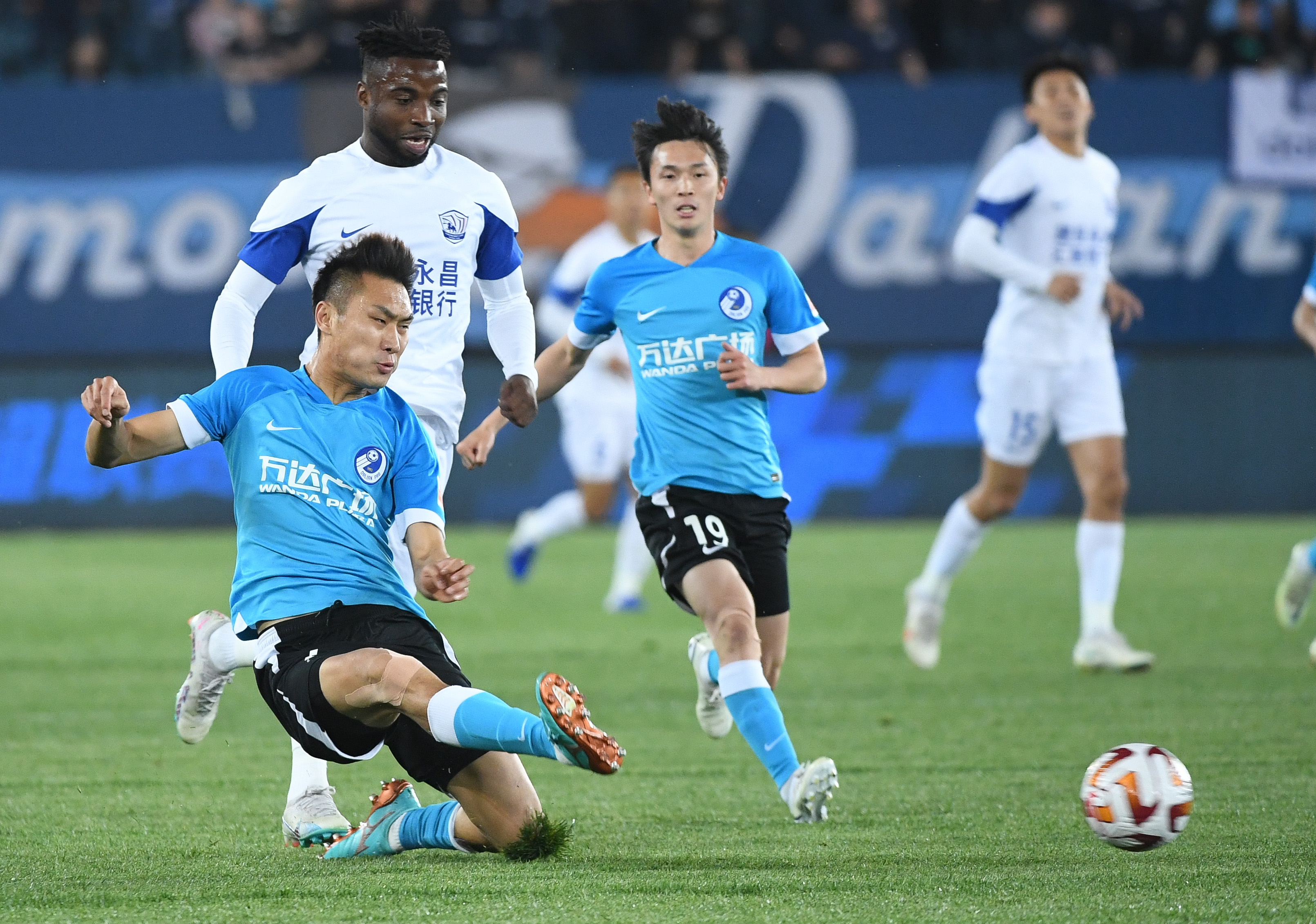 足球——中超:大连人战平沧州雄狮(2)