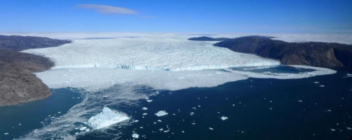 研究称加速融化的速度正使格陵兰冰盖成为世界上最大的"水坝"