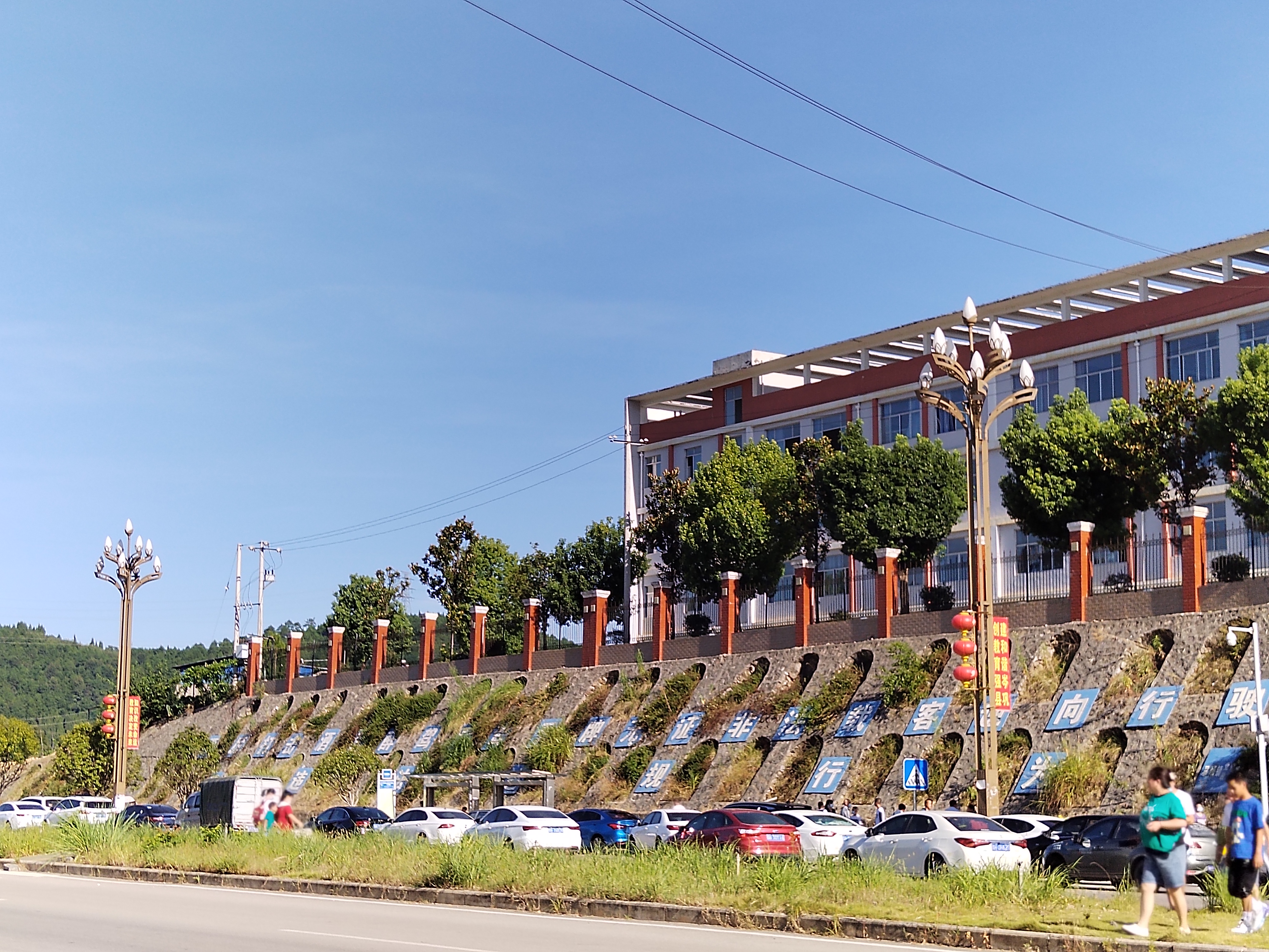 岑巩四中开学第一天学生排队入校