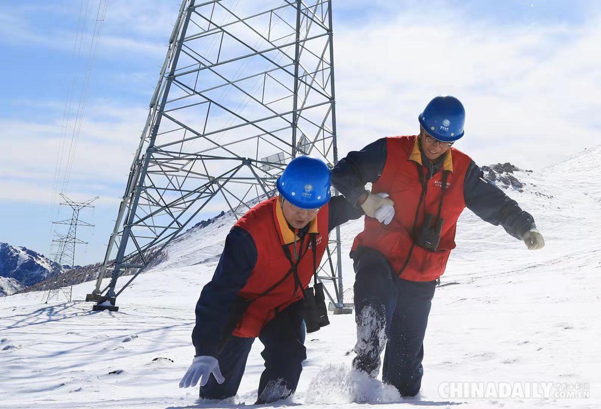 巡線天山之巔 守護電網安全