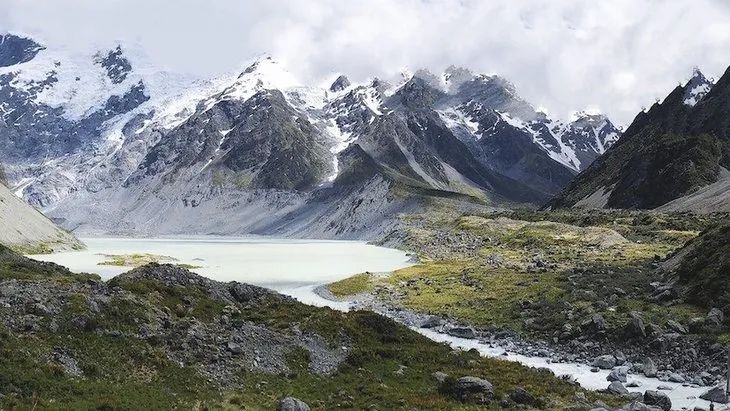 库克雪山下,冰河融化