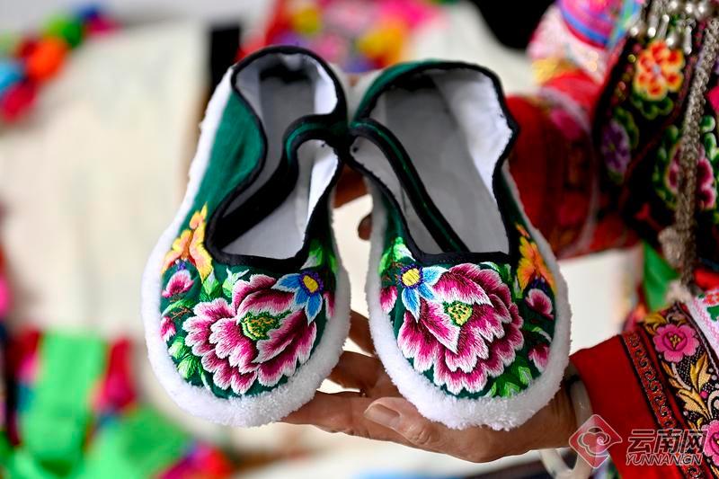 彝绣鲁仙秀:飞针走线绣芳华