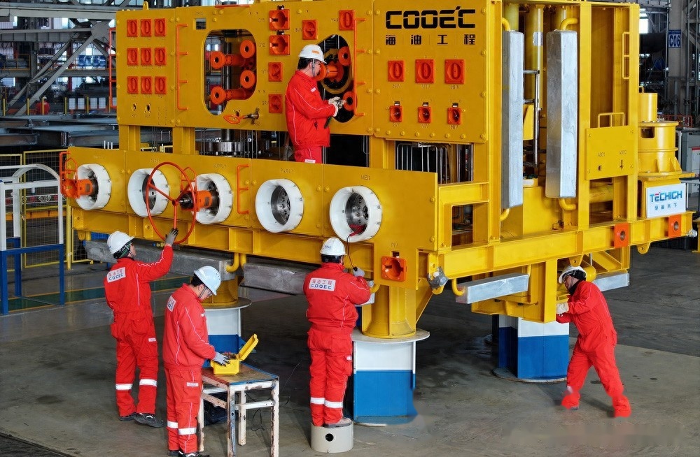 我国首套2000米级超深水采油树主体建造完工