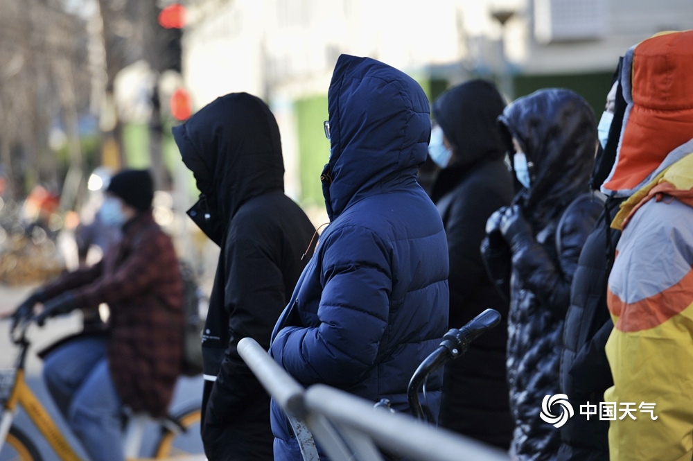 刺骨寒!北京今晨大风降温街头行人"裹棉衣"