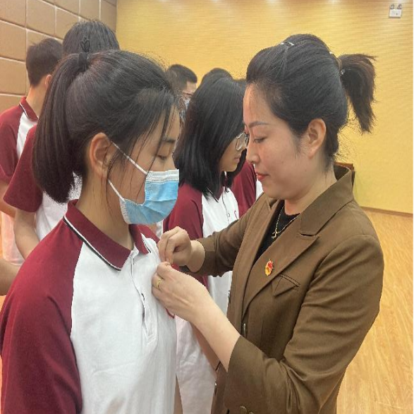 郸城二高举办"喜迎二十大·奋进新征程·青年在行动" 入团仪式