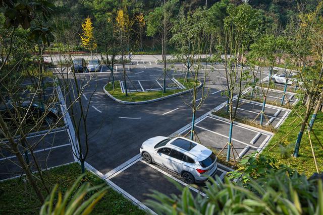 渝北:玉峰山森林公园新增400个停车位 解决停车难题