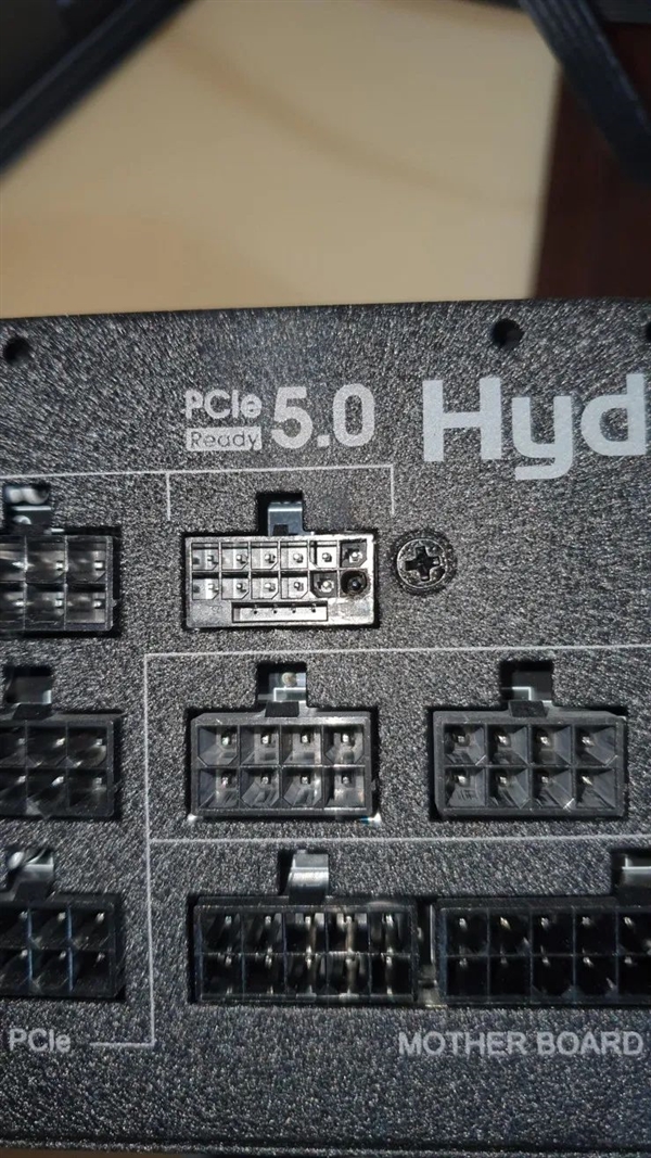 12999元买到真烫手:RTX 4090用户吐槽降低功耗仍存接口烧熔风险