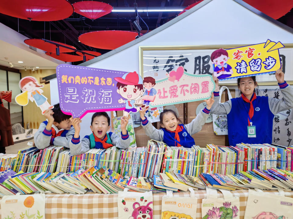 "爱在义起 向光而行"大型图书义卖活动在山东书城举行