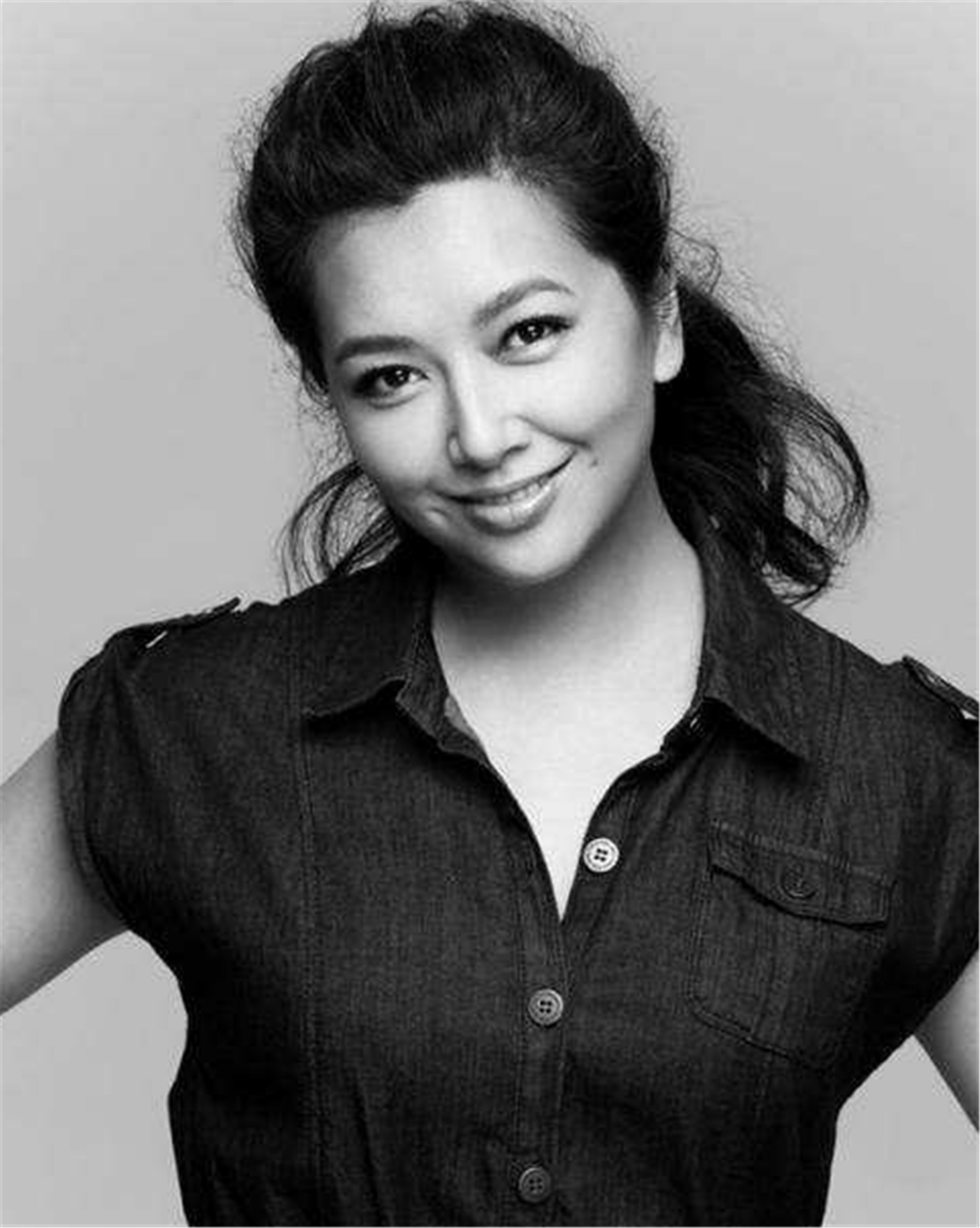 51岁江珊韵味十足,丈夫36岁比靳东还帅,18岁女儿默认了!