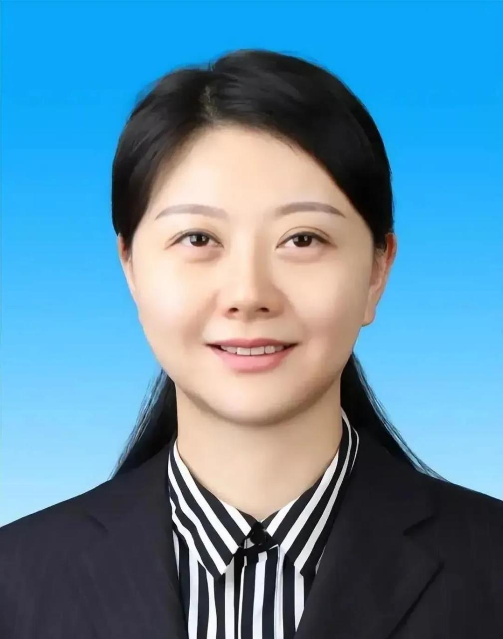 温琳毕业于全日制大学,曾经在陕西旅游集团担任过