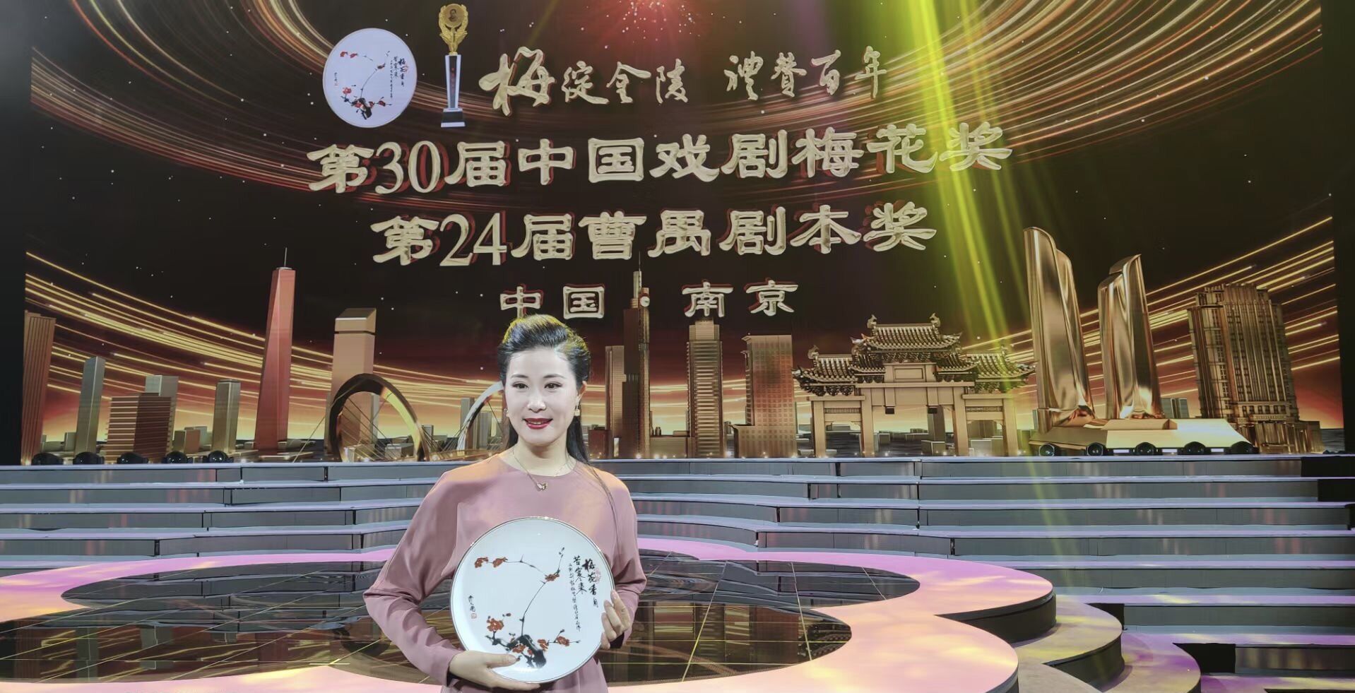 吴美莲喜摘第30届中国戏剧梅花奖