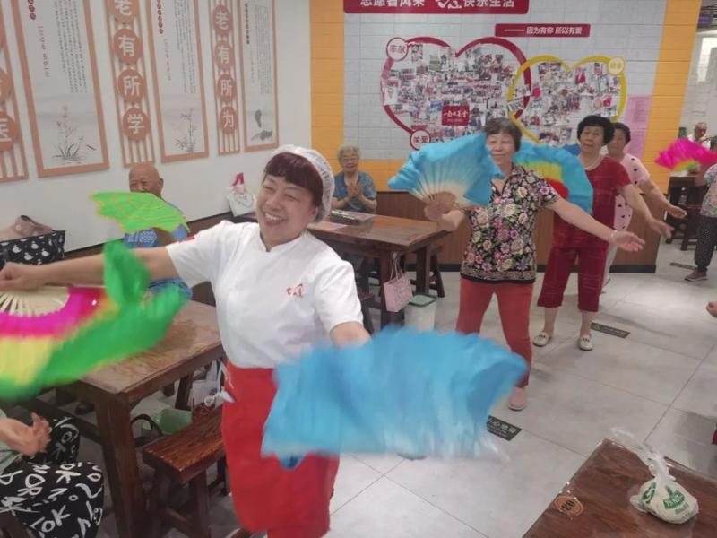 抗癌13年,61岁"包子姐"5年包出3万个包子送老人