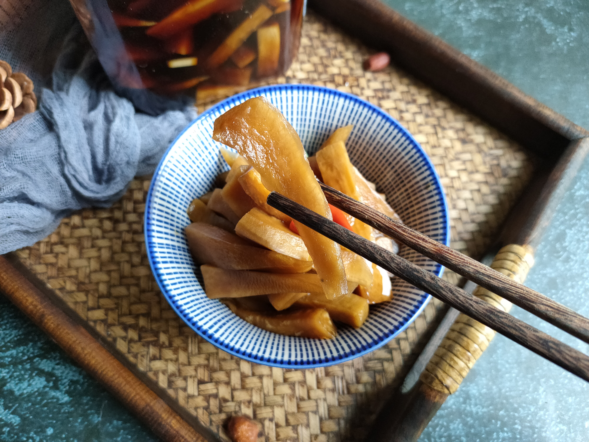大厨分享的腌萝卜做法真不错,酸甜微辣嘎嘣脆,关键不加一点盐