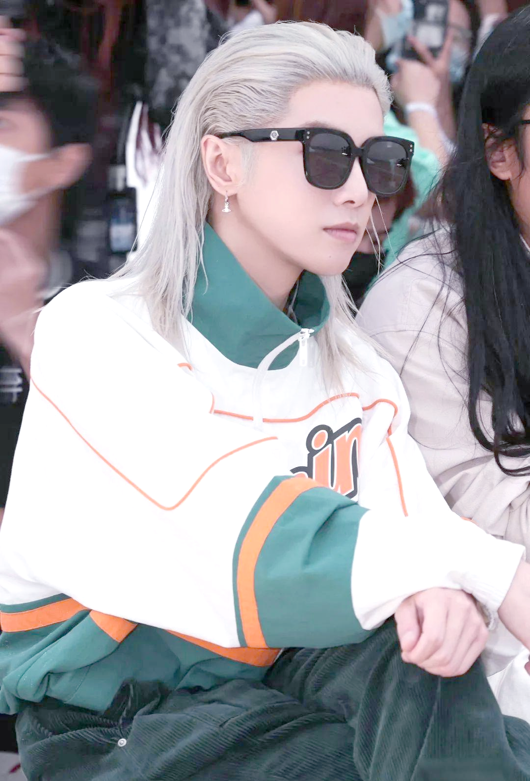 华晨宇长发造型与时尚魅力解析