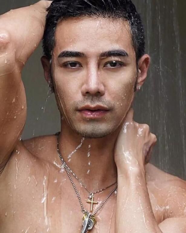 他26岁成为杜蕾斯新晋男模,肌肉线条分明,成为"杜蕾斯"新宠儿