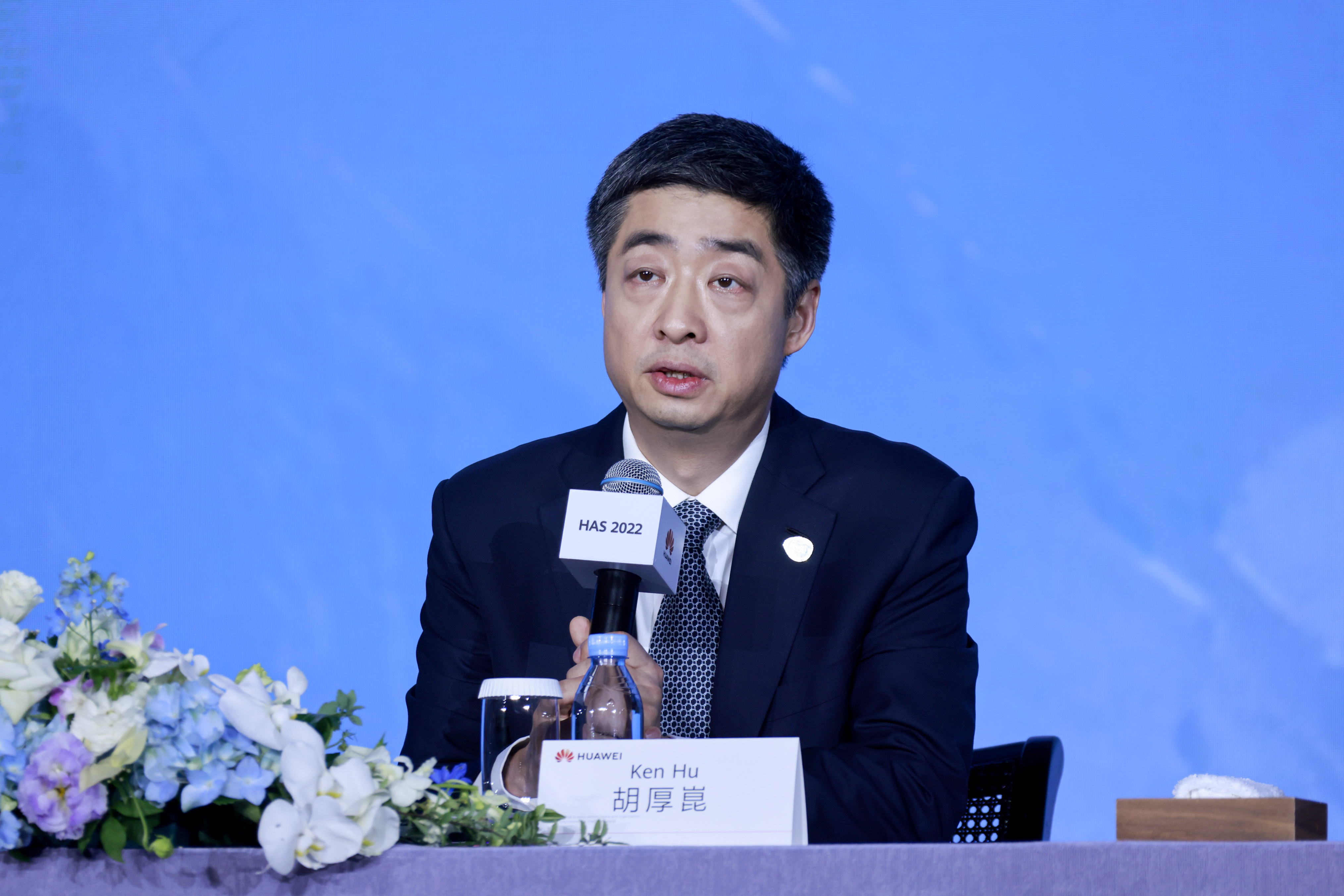 胡厚崑谈华为终端新战略:构建以人为中心的全场景智慧化体验