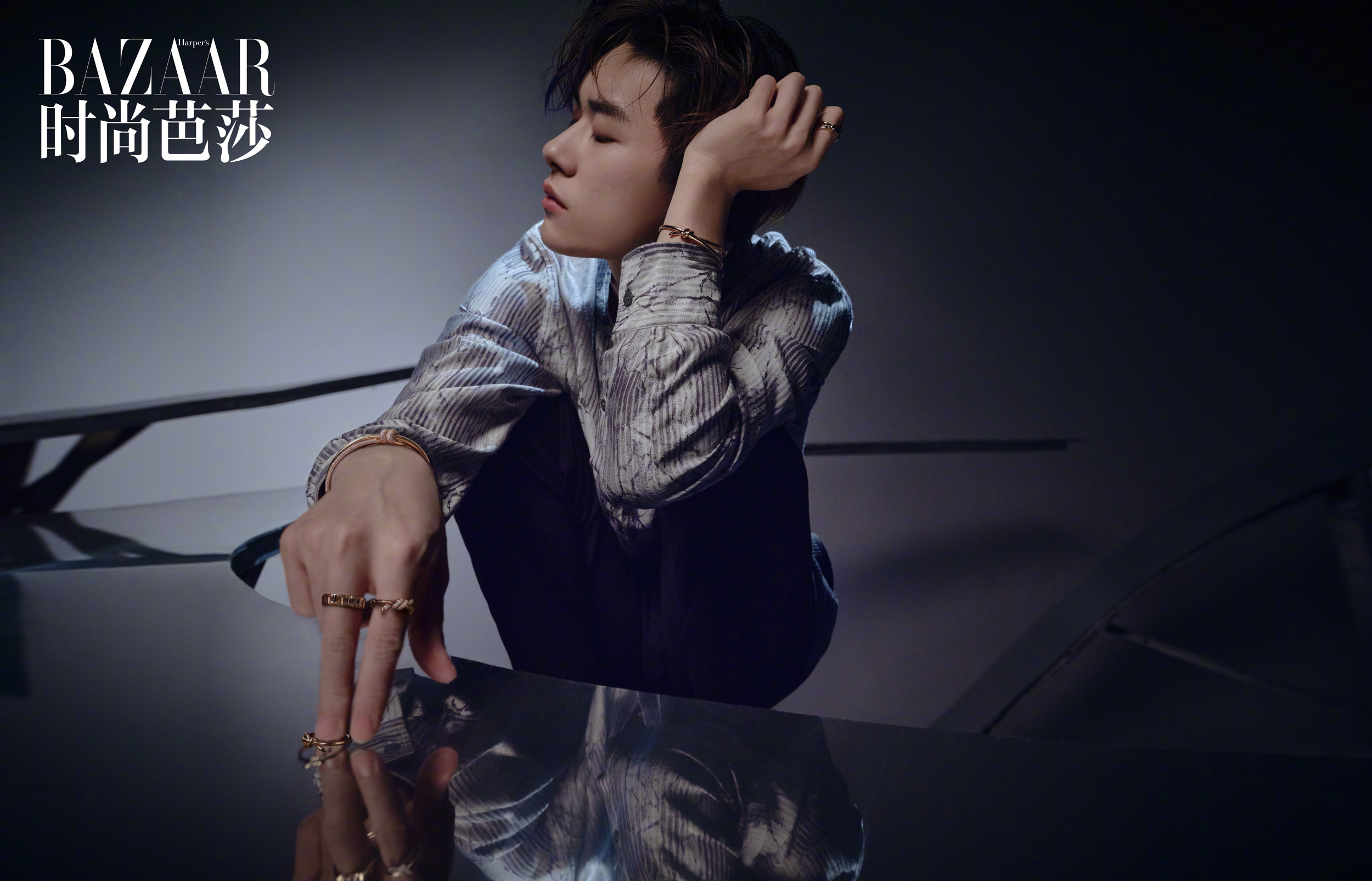 易烊千玺登封时尚芭莎开季刊,人人都是"笨小孩"