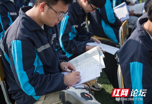 麻阳一中中考表彰会掠影:台上的学霸在领奖,台下的少年在刷题