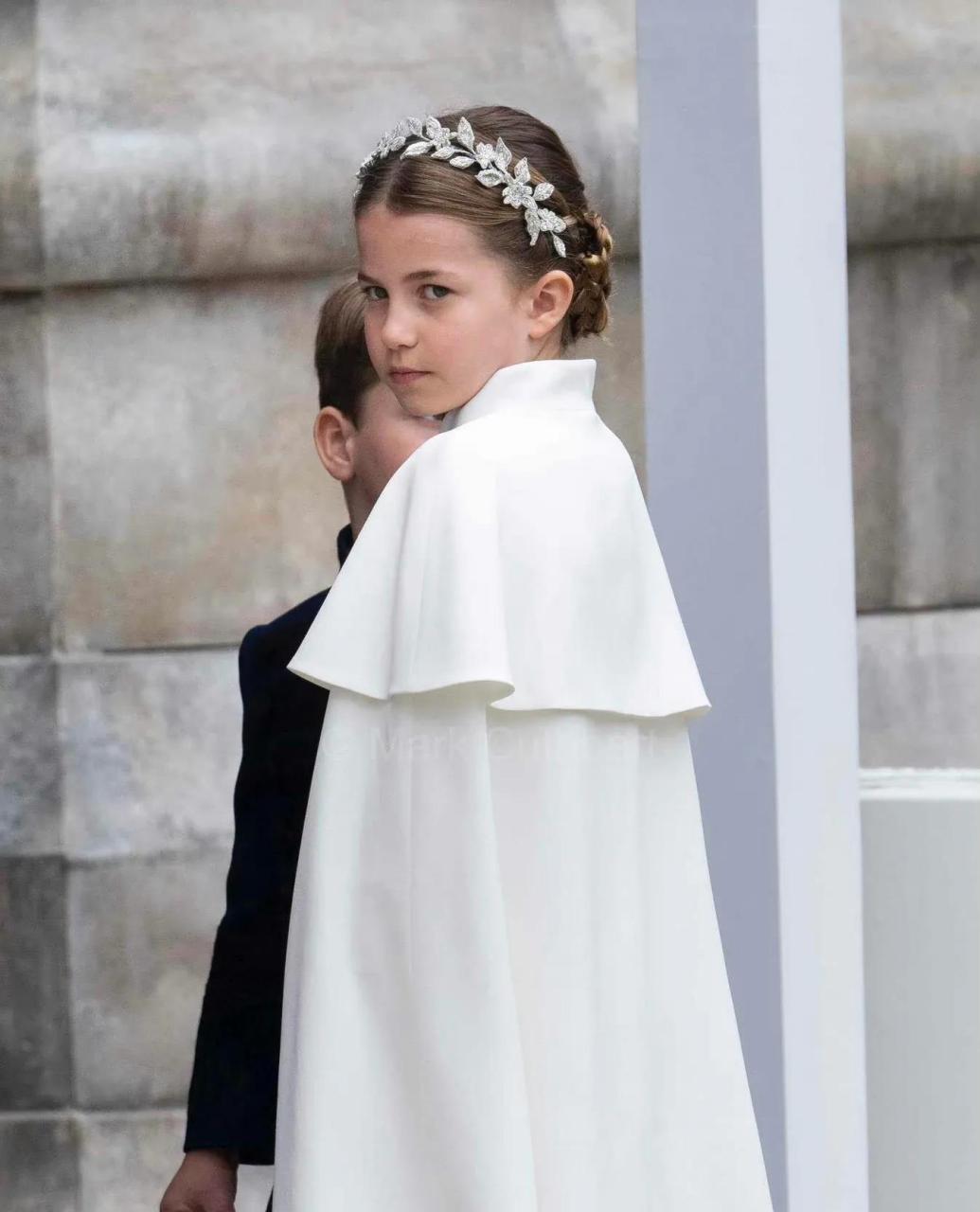 夏洛特公主和伊丽莎白女王长得可真像,仿佛复制粘贴出来的[笑哭]