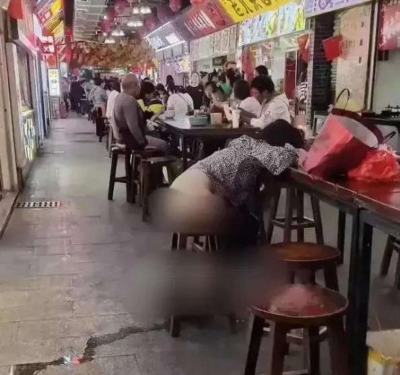 照片上是一个女人当街喝醉之后,当众小便的情景,实在是太辣眼睛了,好