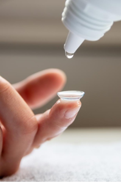 睡觉忘摘隐形眼镜,眼球变白险失明!戴隐形需要注意什么? | 微健康