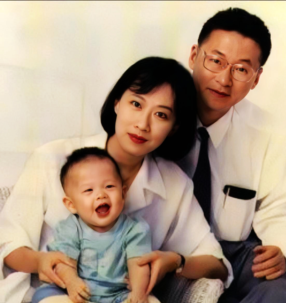 一张1992年李敖与妻子王小屯和儿子李戡的全家福照片!