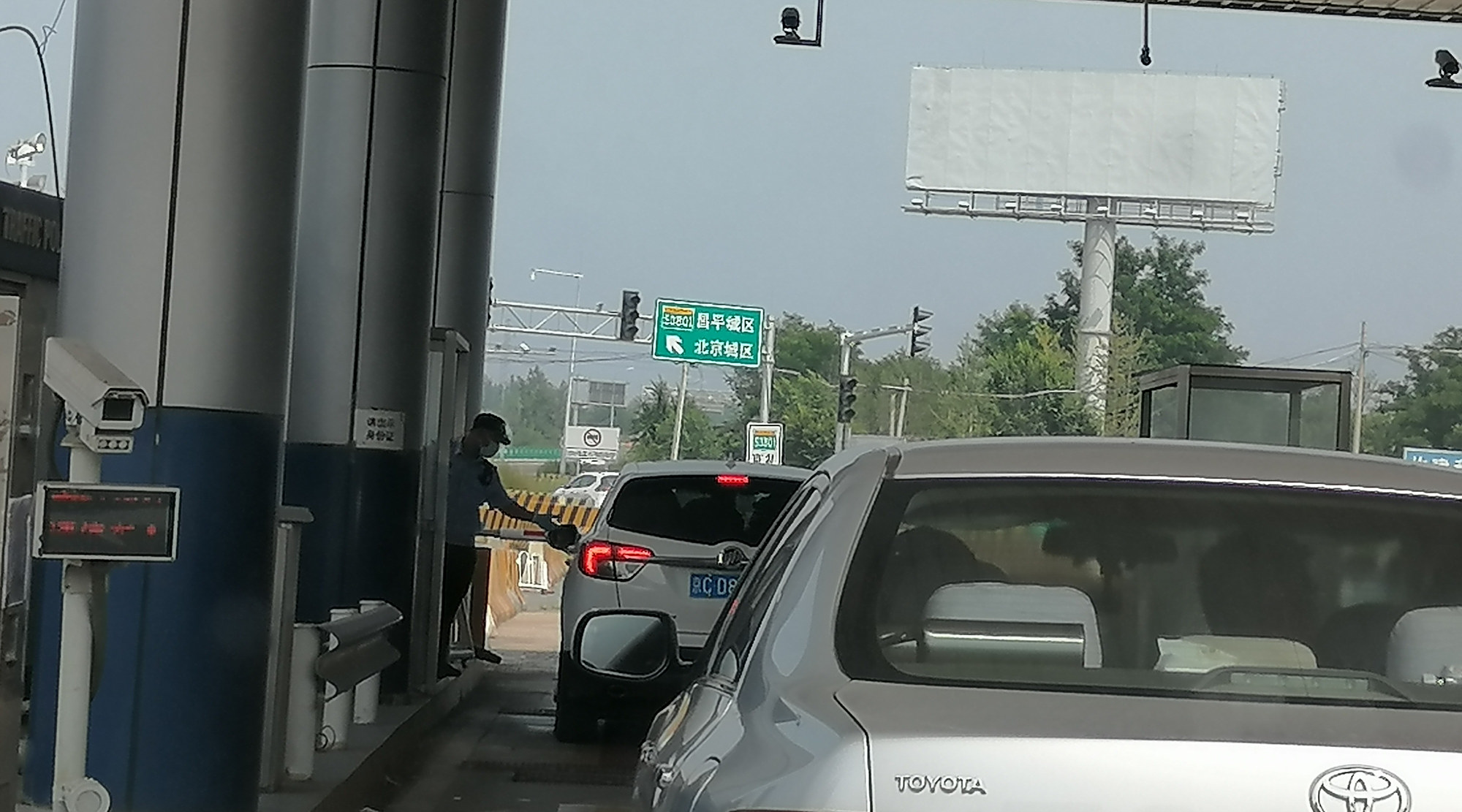 京藏高速康庄检查站,工作人员严格查验进京车辆