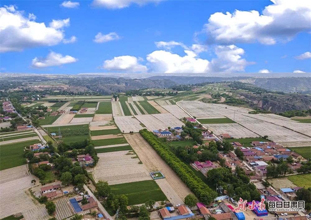 田园与村庄房舍,高速公路,草长莺飞,青山苍翠,初夏时节,庆阳市合水县