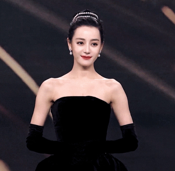 迪丽热巴弯腰时无意露出纹身,所在部位让人尴尬,网友:有故事?