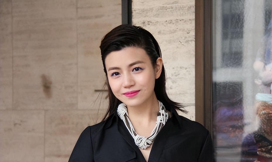 曝陈妍希拍戏时出轨,甜蜜喂食不避嫌,男方是刚火起来的三字男星