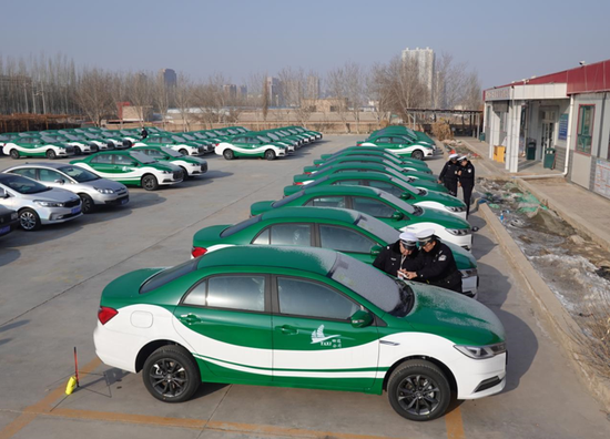 巴州库尔勒两级车管所便民利企上门查验50辆新能源出租车