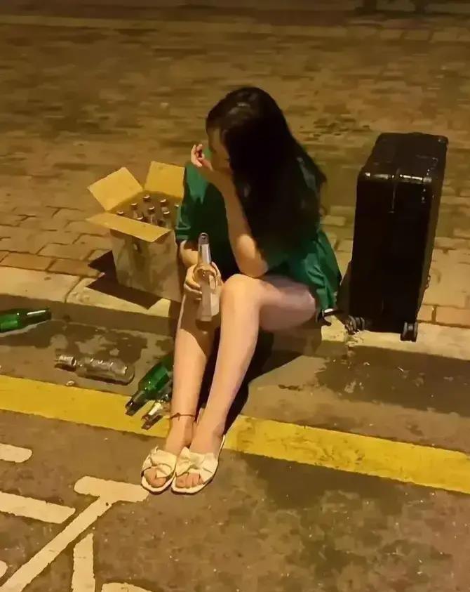 20岁女子醉酒街头图片