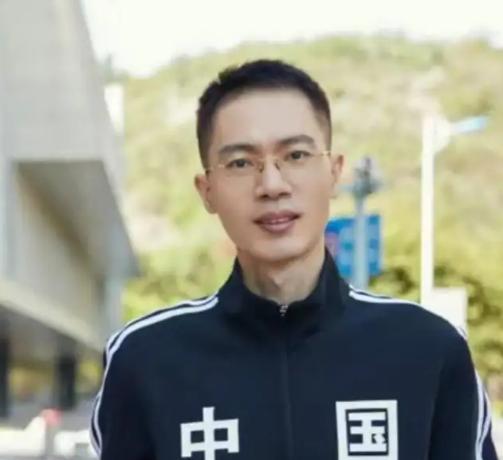 鸿星尔克总裁吴荣照:44岁已23年党龄,生活中的他是个怎样的人?