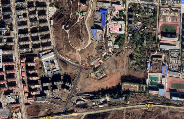 葫芦岛海逸春城后面一条通往锌厂医院道路一直没有修