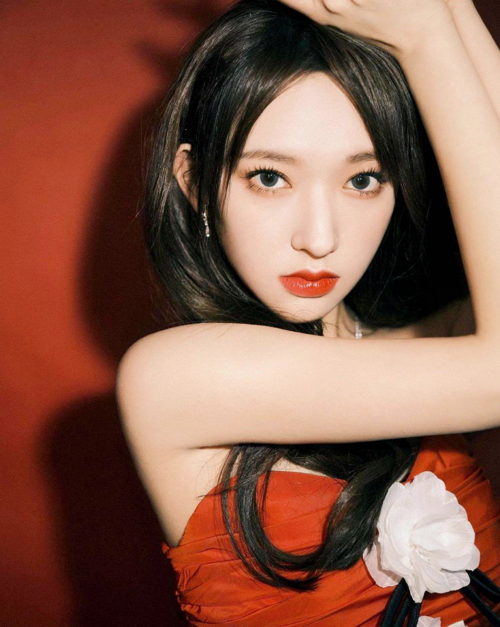 程潇性感写真一袭大红裙秀出美背,露出精致的锁骨,肩颈线条好迷人!