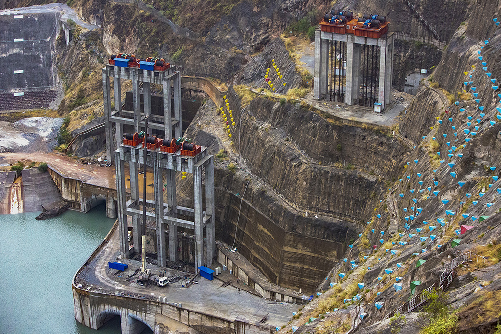 图为乌东德水电站建设中
