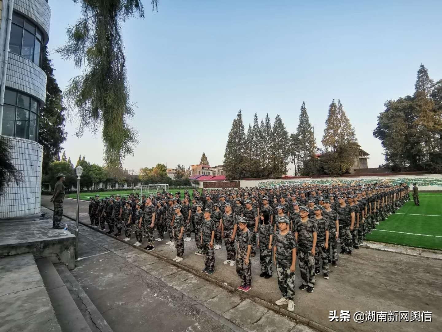 安乡县第三中学:培养军事素质磨炼顽强意志