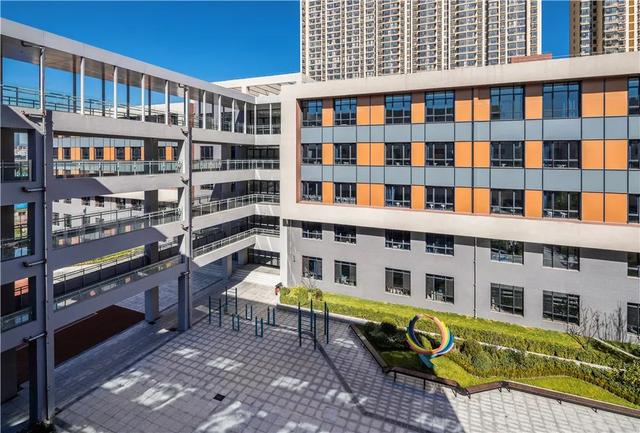 变幻的棋盘|太原青年路小学万科分校立面设计